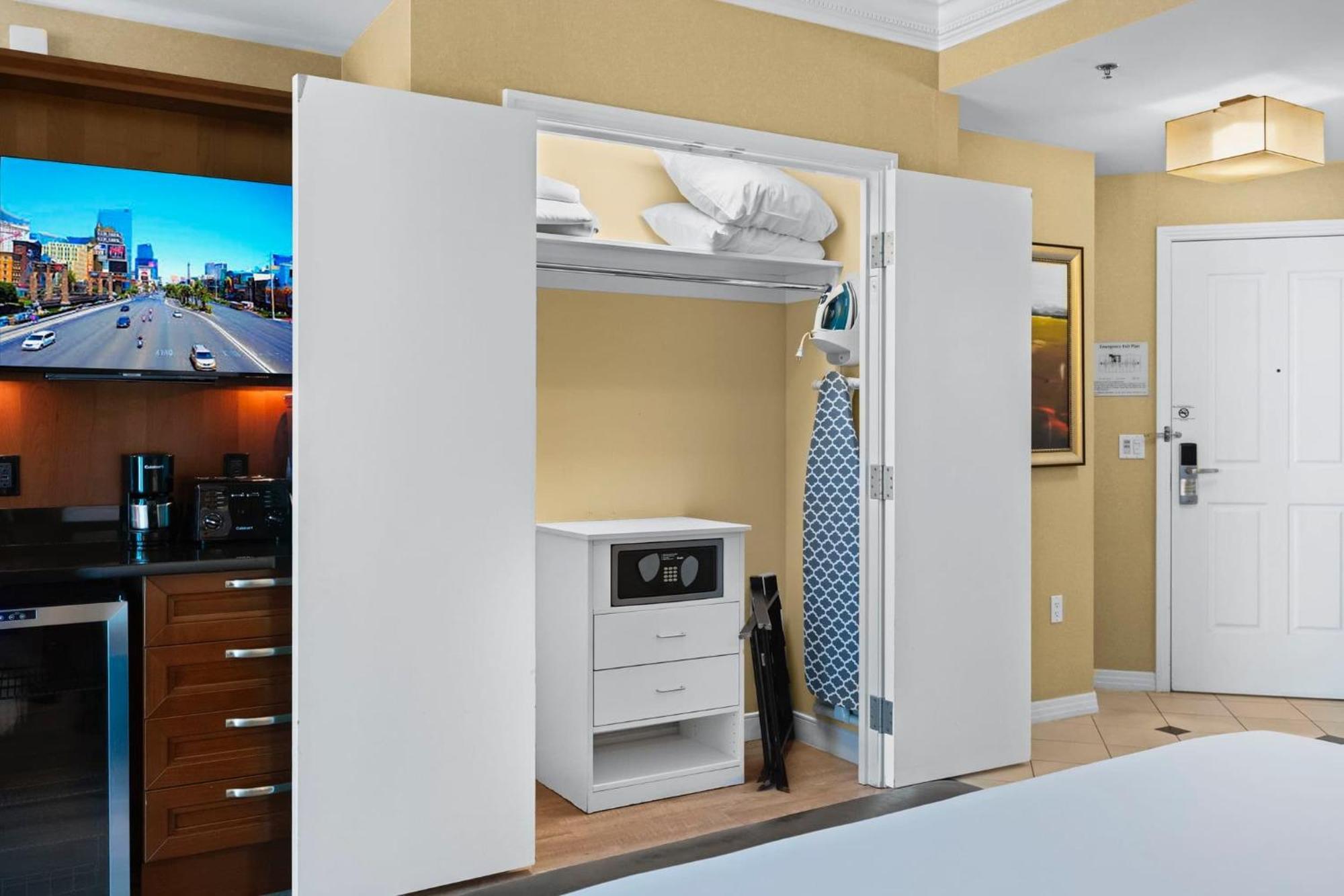 No Fee Strip View Suites+ Free Valet + Pool Сasa de vacaciones *