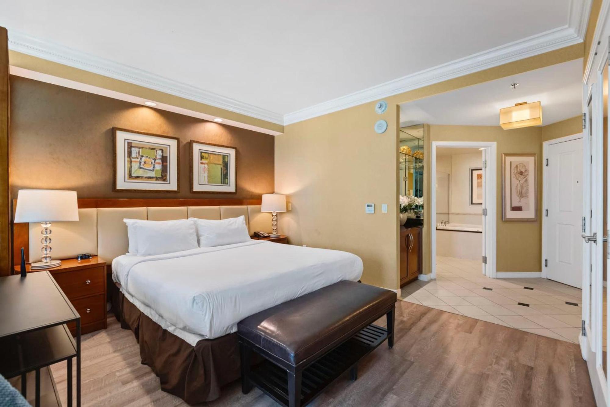 No Fee Strip View Suites+ Free Valet + Pool *