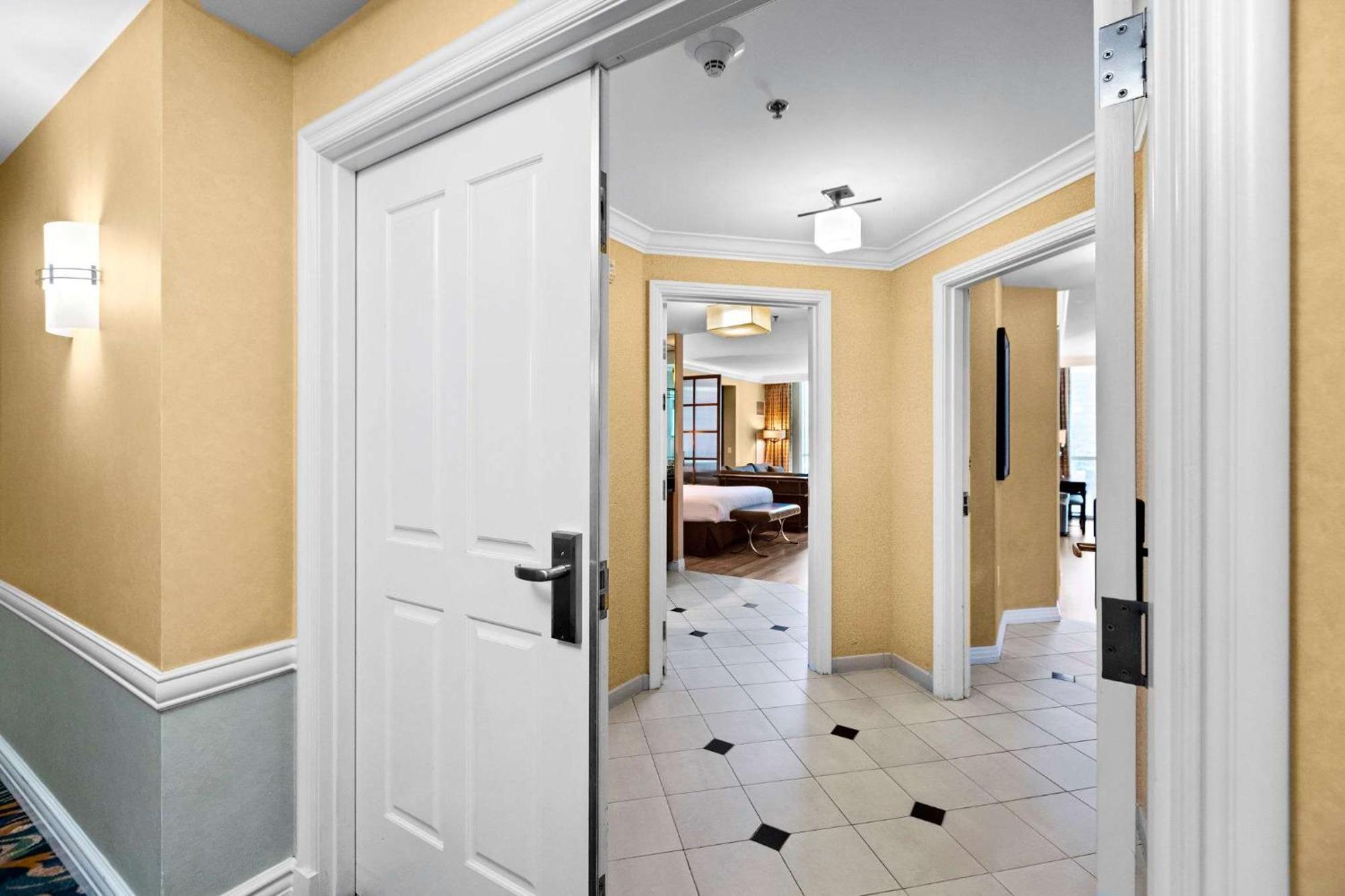 No Fee Strip View Suites+ Free Valet + Pool Сasa de vacaciones